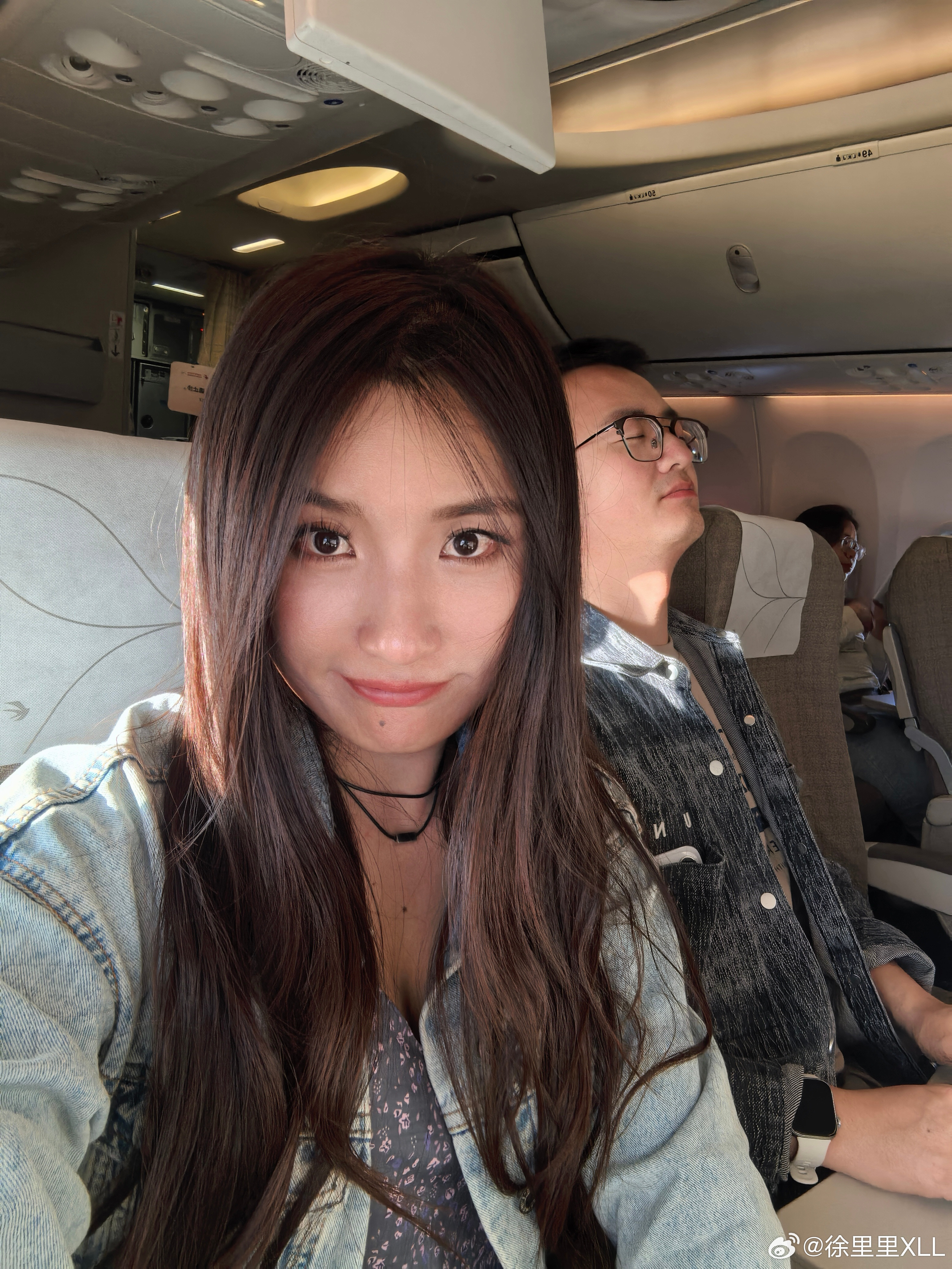 好家伙，一打开这个手机，多了好多照片。自己没手机吗？干嘛拿别人的手机拍？