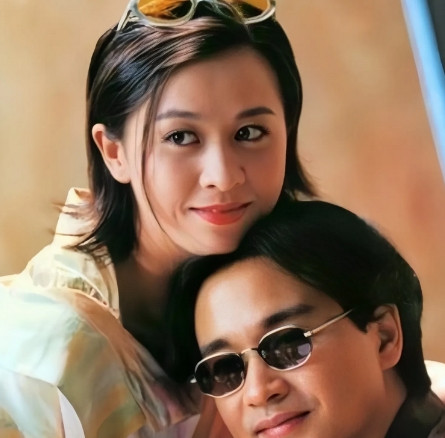有一次，刘嘉玲跟王菲吐槽:“你这张牌打得太烂了。”王菲回答说:“可以说我不会唱歌