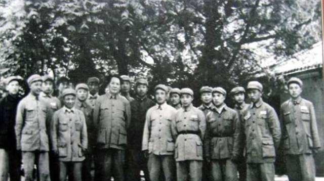 金日成送来24箱苹果给毛主席，主席让拿给警卫团享用。然而，当大家打开箱子一看时，