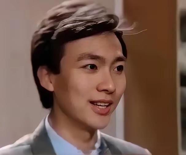 1989年，如果不是父亲的较真，康辉这个名字，或许永远成不了“国脸”。那一年，他