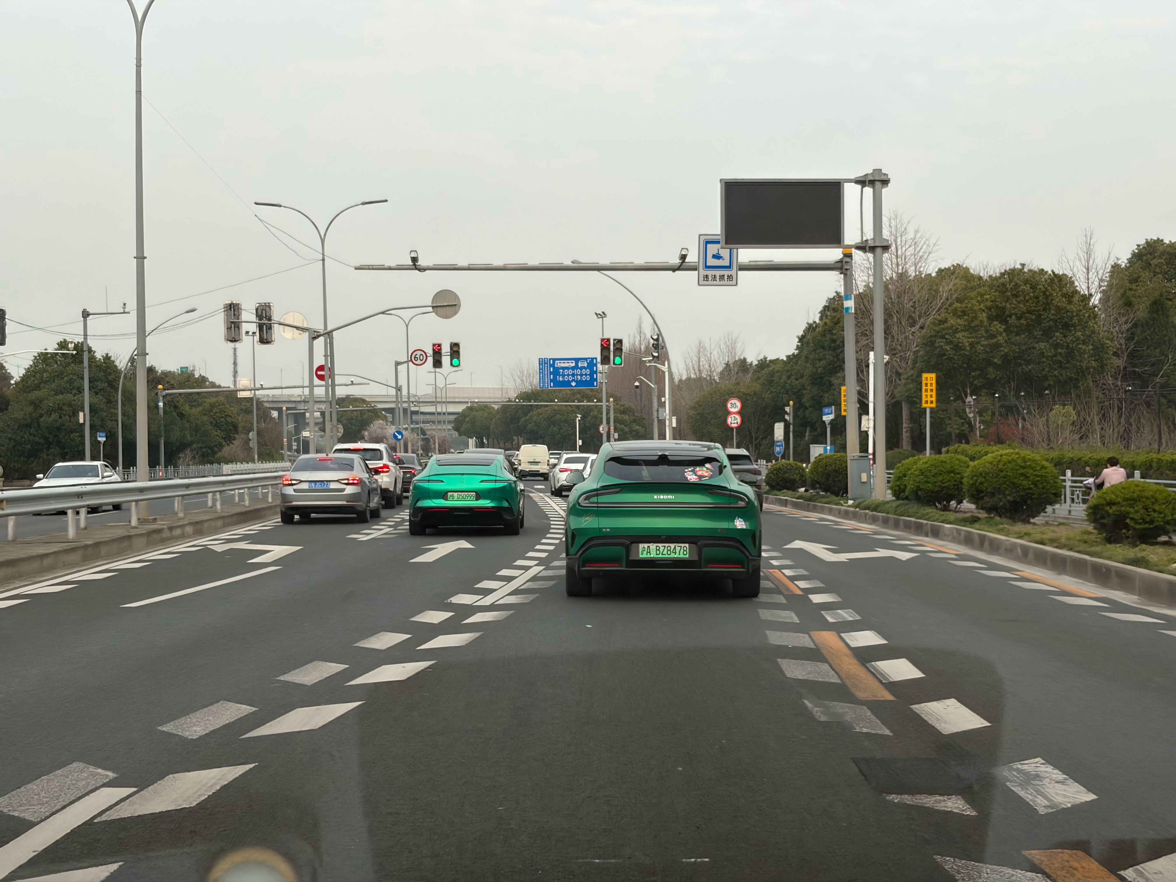 两台绿色的大屁股，撞在一起还挺罕见的…怎么样，哪个更…帅点？