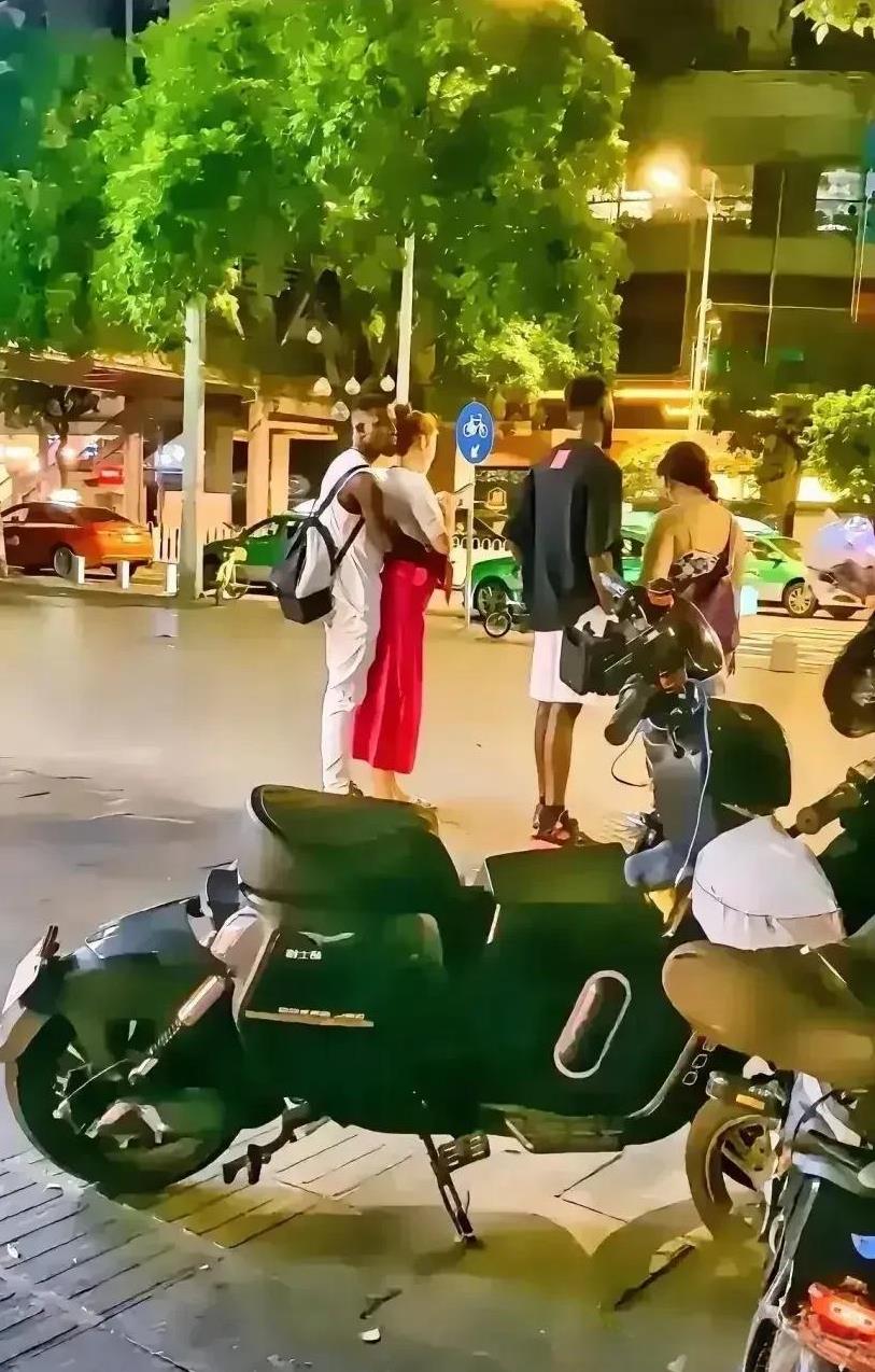 先和黑人男子“谈恋爱”，等将来玩够了在找个中国男人结婚，彩礼一分都不能少。这是