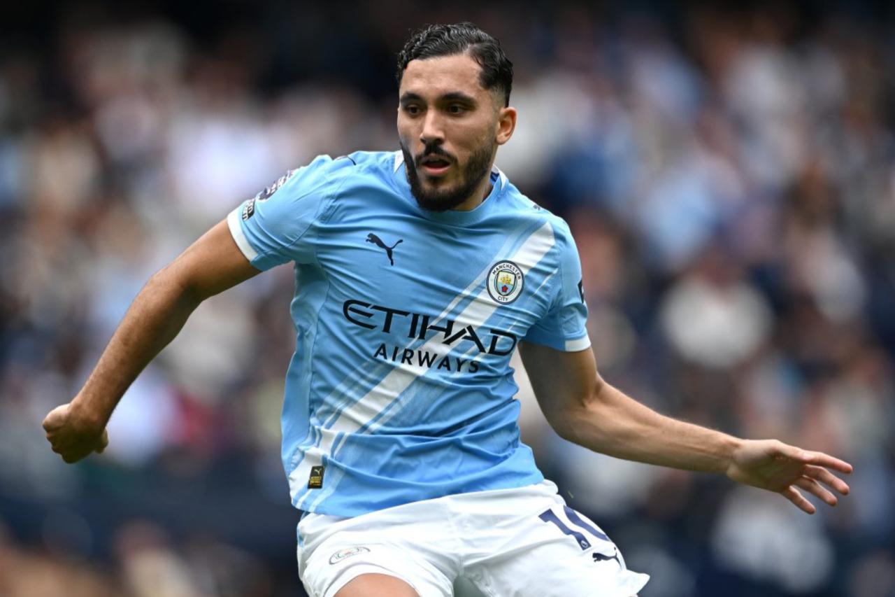 毫无悬念！曼城大轮换，替补也不弱，两球完胜，晋级联赛杯四强。谢尔基弧顶处一脚远射