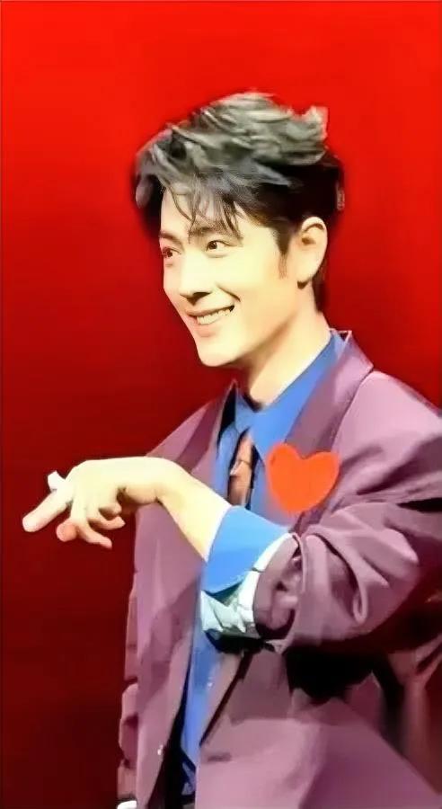 微博之夜的瓜，最戳人的是他站着。明明该坐第二排正中间的位置，名牌被挪了两