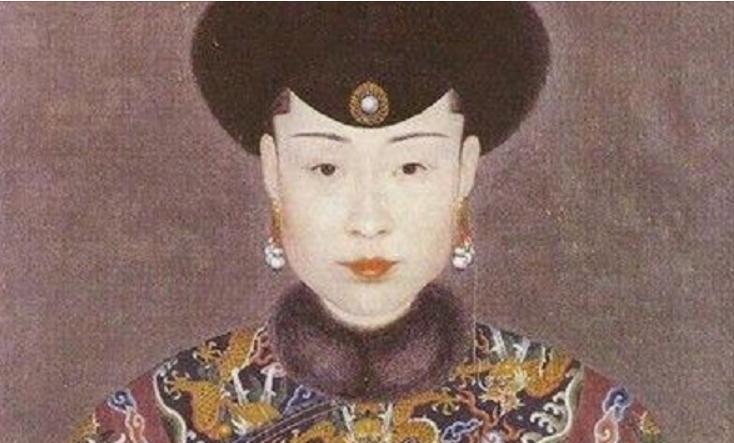 1767年，56岁的乾隆正狩猎，一侍卫突然快马疾驰来报，皇后薨了，乾隆一听，扭头