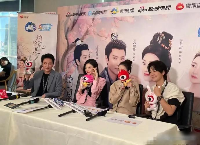 景甜是真的白，把旁边的冯绍峰衬托得像煤球一样