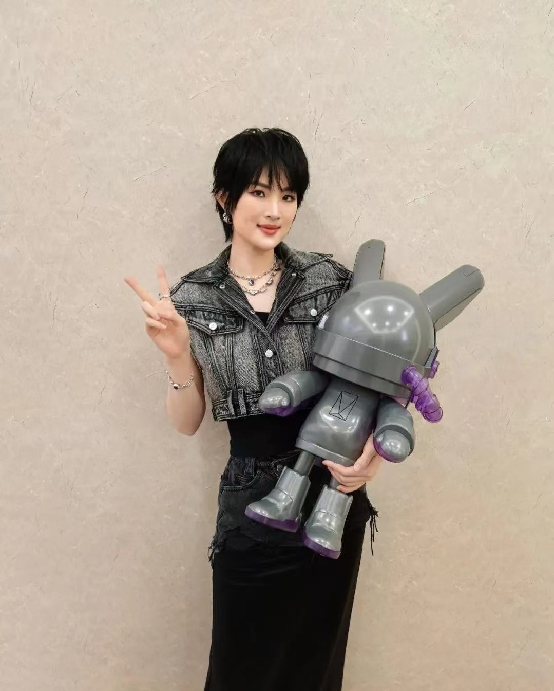 姚安娜首次参加上海车展姚安娜这次站台也算是为“娘家人撑腰”，牛仔的马甲背心搭配