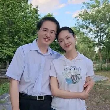 歌唱家于文华都60岁了，现在不怎么出现在舞台上的她生活挺惬意的，工作之余就去郊外
