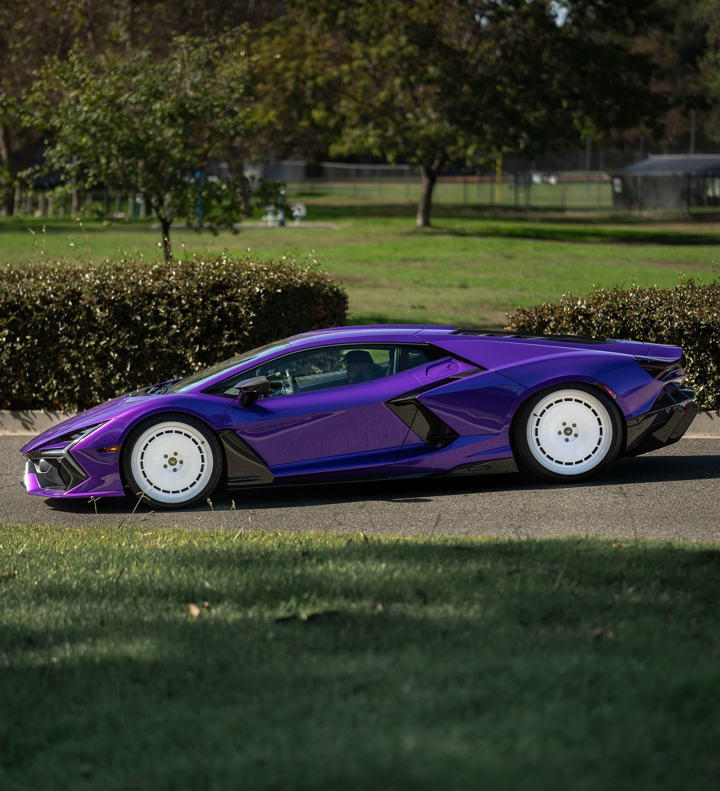 这台兰博基尼Revuelto改装的白色大饼车轮效果咋样？