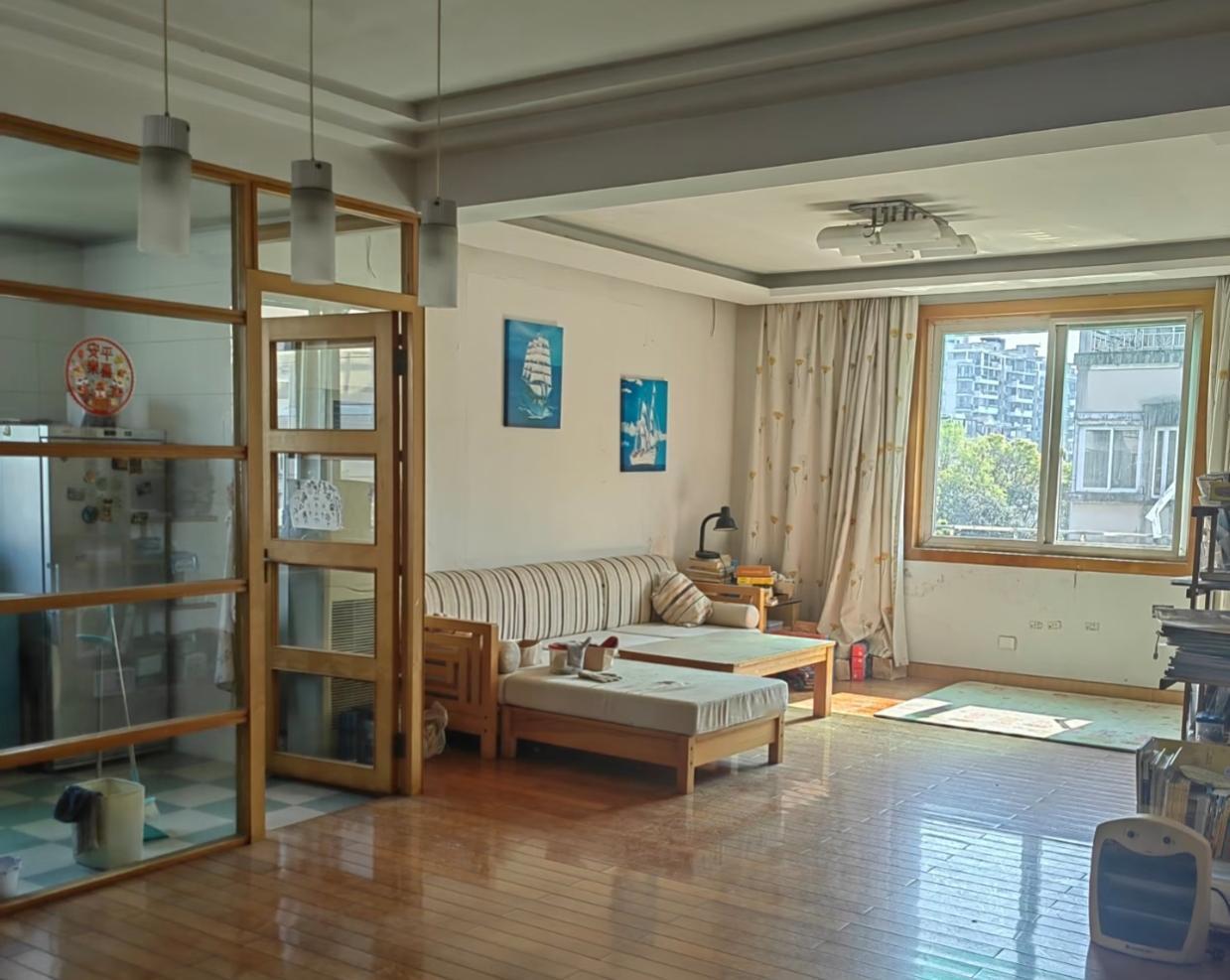 朋友看中一套3楼的二手房，交了10000定金。之后他老婆想再看看房子的采光，两人