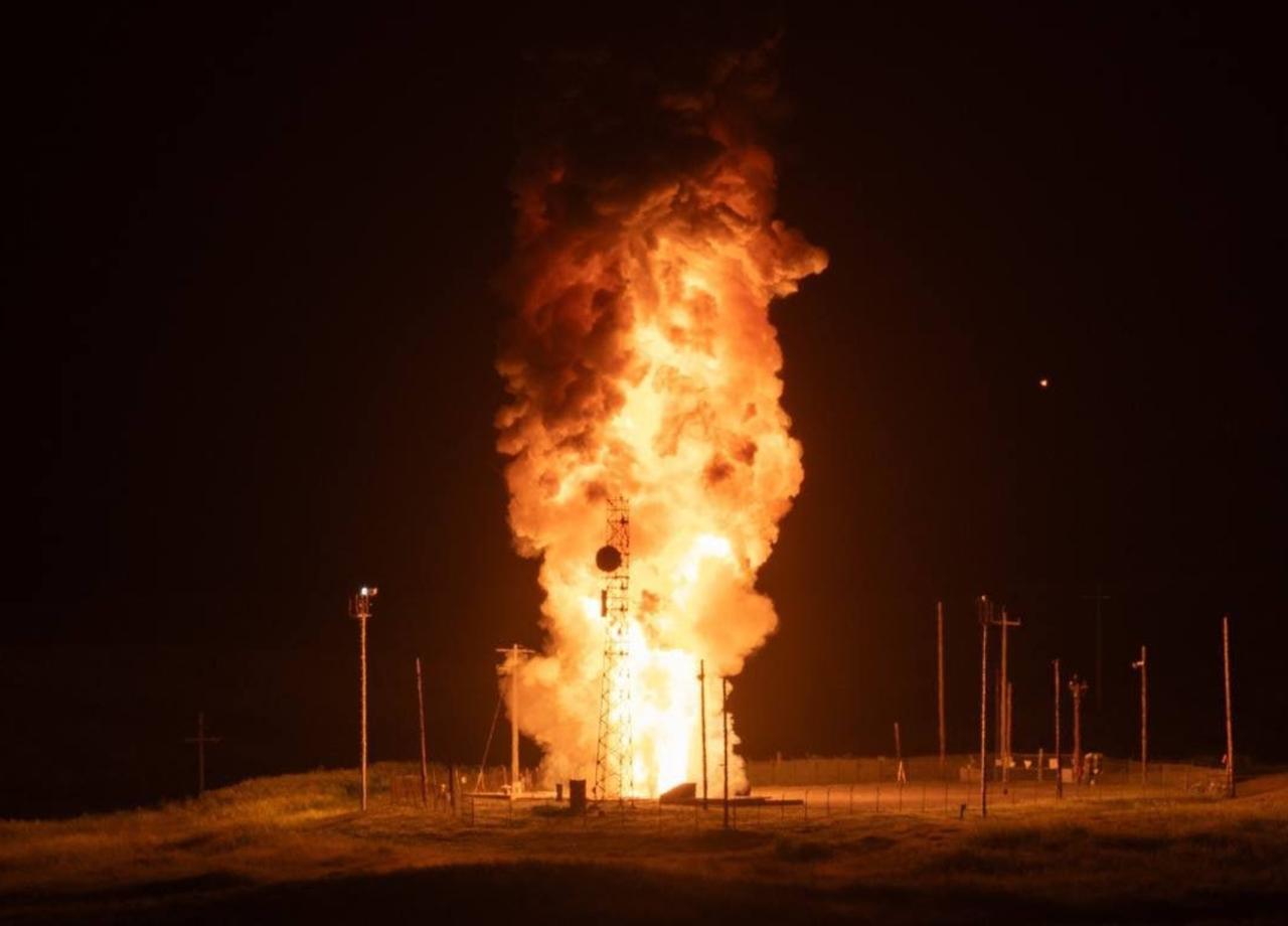 什么意义？美国试射了一枚民兵-3洲际导弹，是想吓唬伊朗呢，还是暗示要打核战了？