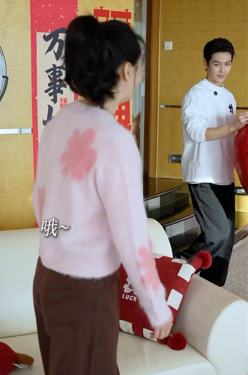 王艳19岁儿子近照，从那个懵懂无知的小家伙变成了阳光帅气的少年，越来越像妈妈了，