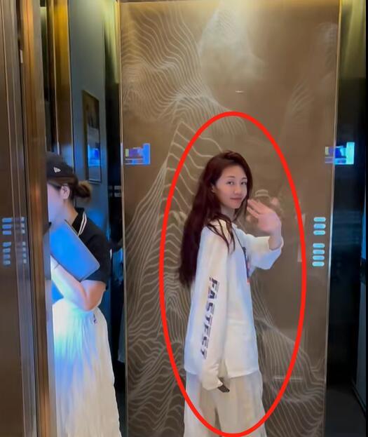 苗苗也是不上镜的那种啊，本人比照片还要美，妆容加上精致的五官还有这看不到发缝的头