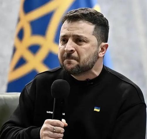 乌克兰最近又干出件让人跌破眼镜的蠢事，光天化日之下搞公开授勋，部队密密麻麻凑在一