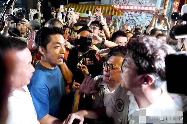 台北选战白热化！蒋万安、沈伯洋庙会同场交锋，首度敲定辩论进度台北市长选战氛围