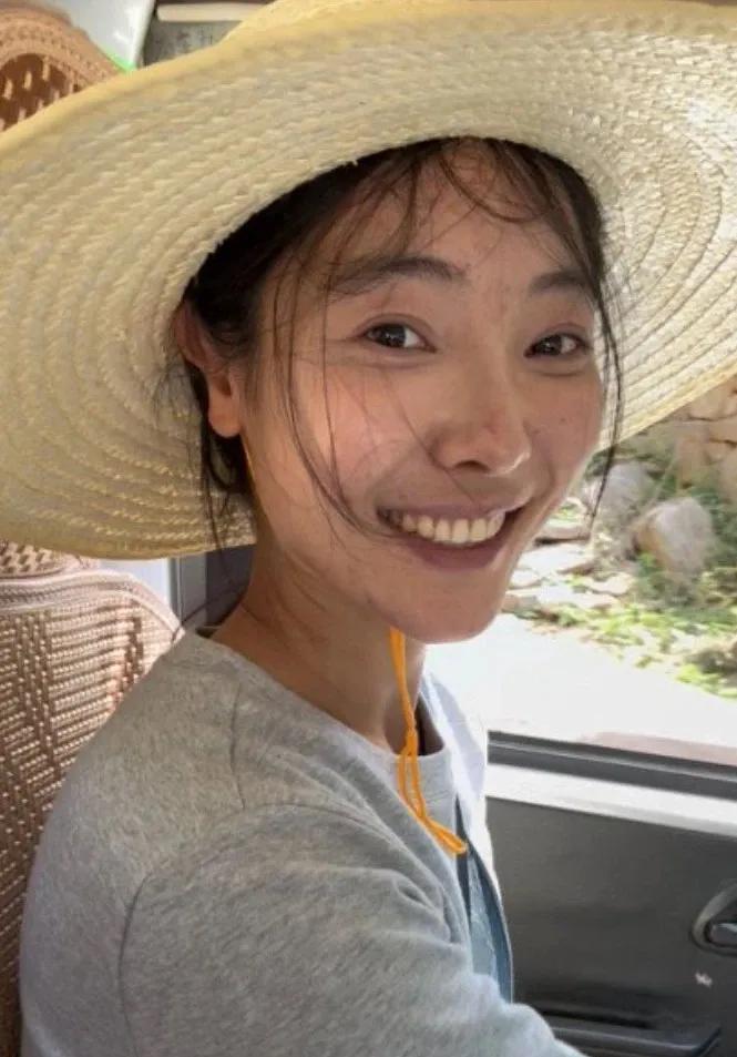 11月8日，这个纯朴善良感动千万人的草根女网红李富贵开始了她的第一次直播卖货，她