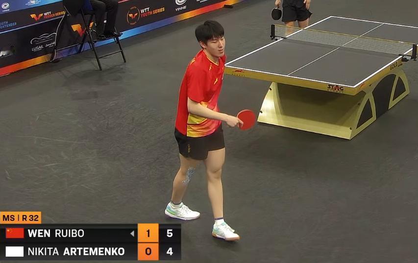 坏了！温瑞博看来伤的不轻，不敢用力了。第一局温瑞博7:3领先，被对手追到