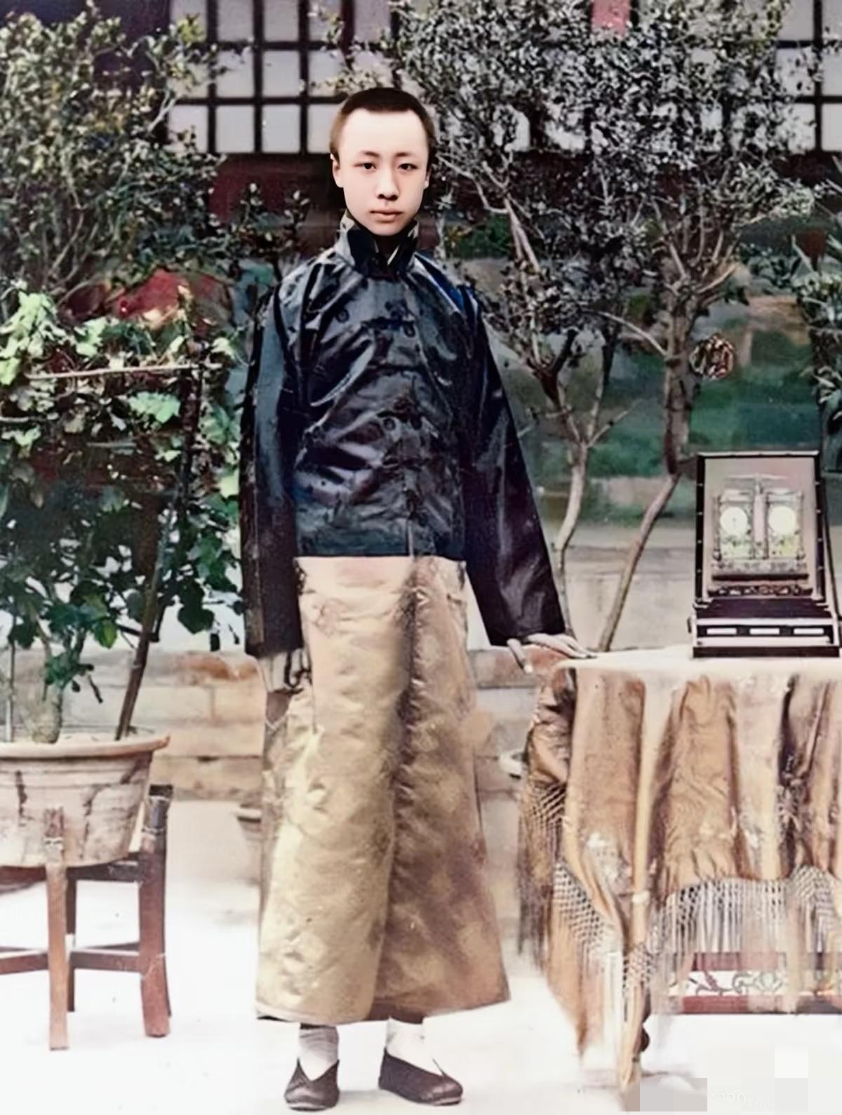 1922年，16岁的溥仪。这一年，他亲手剪掉辫子，并且不顾父亲和内务府反对，坚