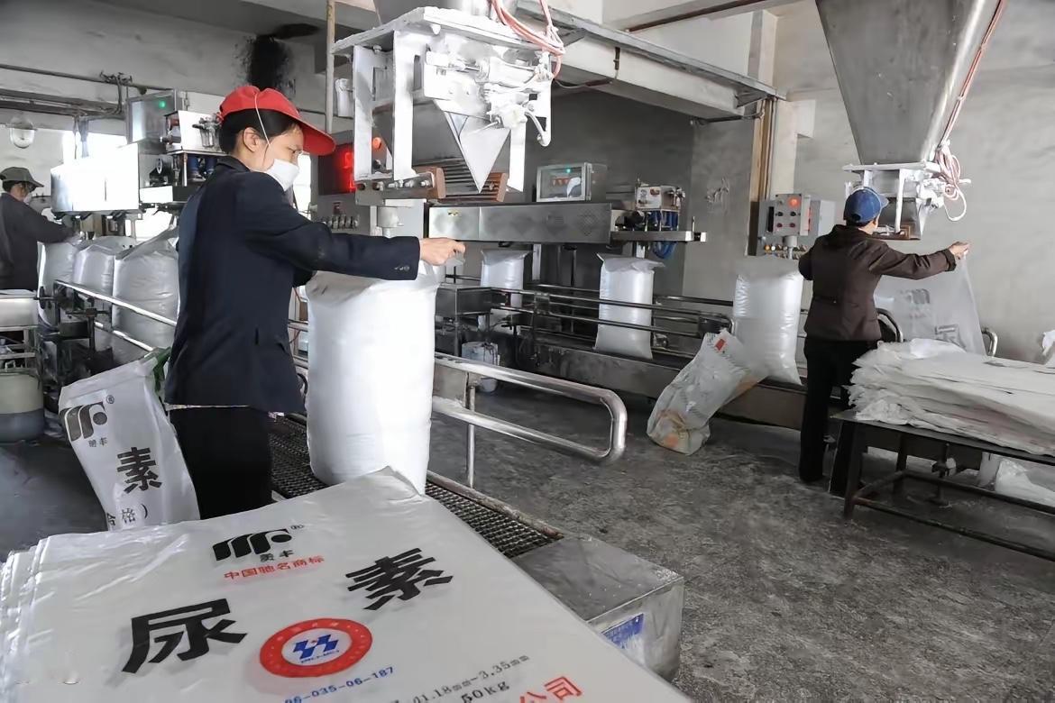 印度开口求人，竟用“警告”口吻求中国出售尿素？中国欠印度的吗？中国愿意，可出售一