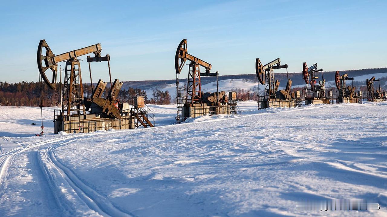 由于石油滞销，俄罗斯已连续第二个月减产。据彭博社援引知情人士报道，由于印度减