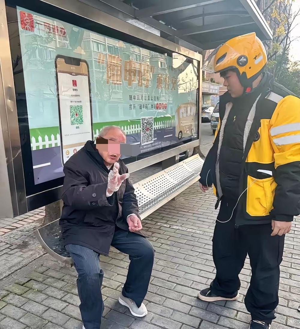 高中老师葬礼上，穿黄衣服的外卖小哥磕的三个头，比亲儿子的缺席更戳人心！这哪是陌生