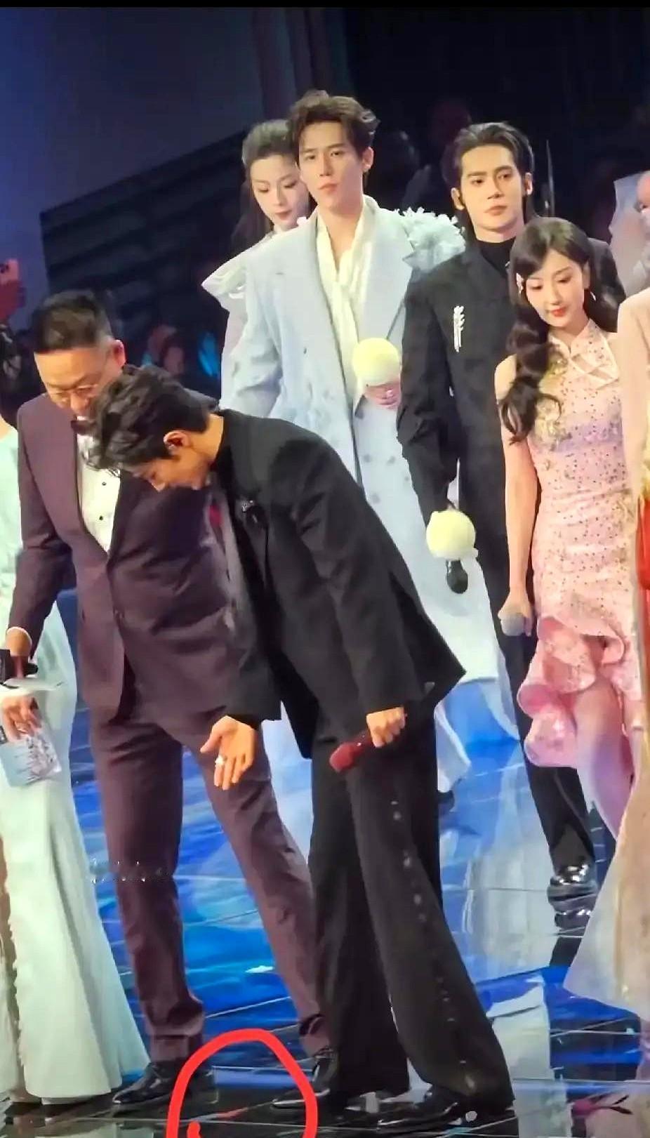 家人们！肖战又闹笑话了！节目开场他直接站到舞台最边上完全忘了自己该在C位