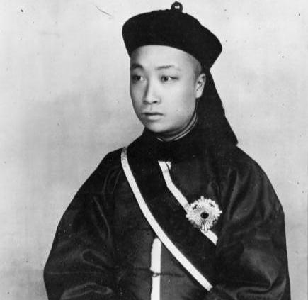 爱新觉罗·溥伦（1874—1927），字彝庵，满洲镶红旗宗室，世称伦贝子。他是乾