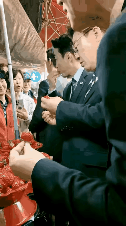 你看看，韩国总统李在明买了草莓🍓，有的人就感叹了。“当他掏出钱包的那一刻，我就