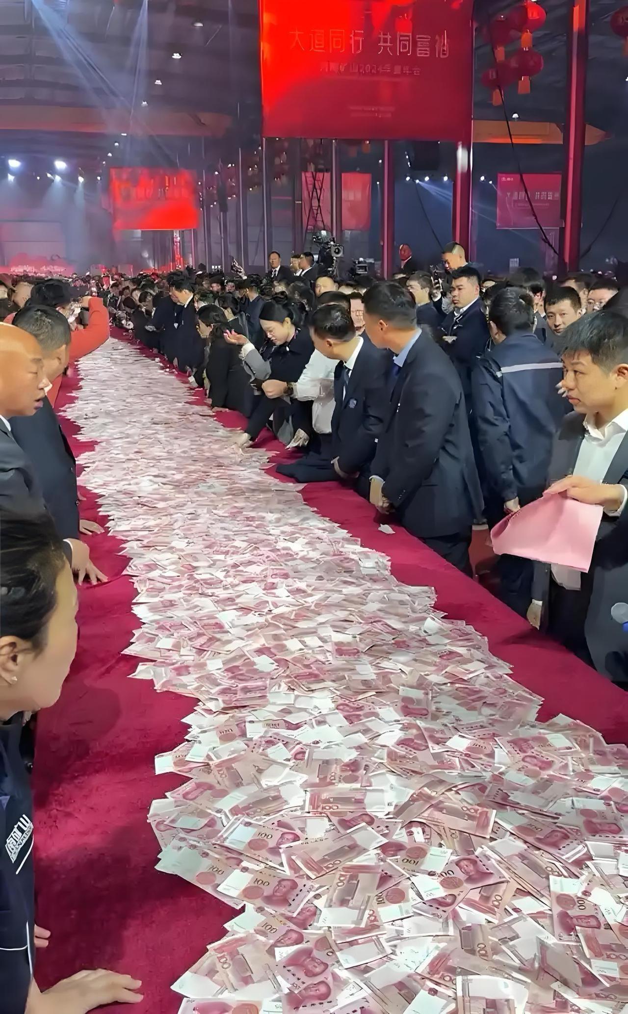 年终奖这样发：百元大钞，在15分钟时间内，数多少拿多少。手快多拿，手慢少拿，这也