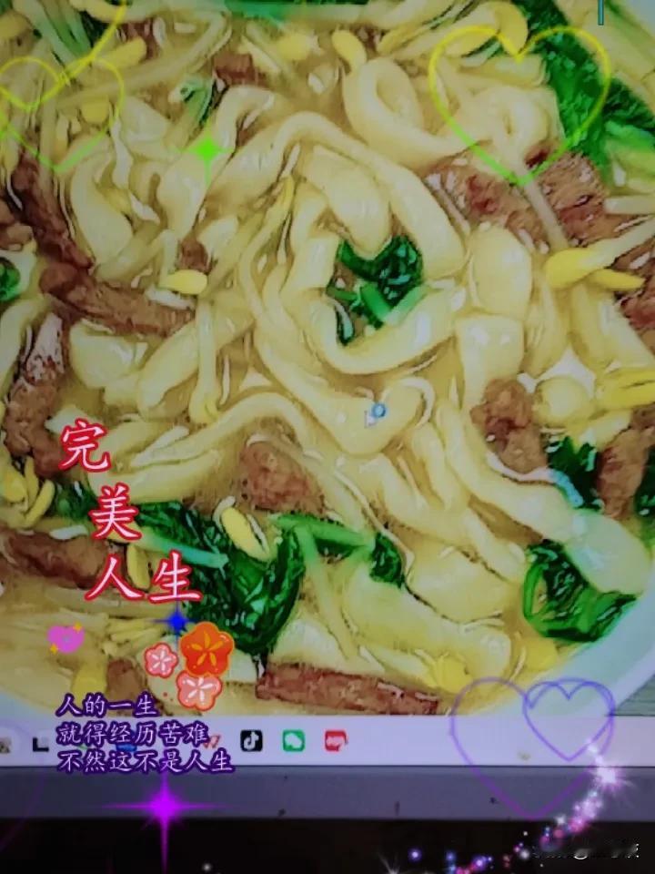夏日生活打卡季夏日里，来一碗豆芽肉丝面超满足。这面做法简单，是很多人夏日餐桌上