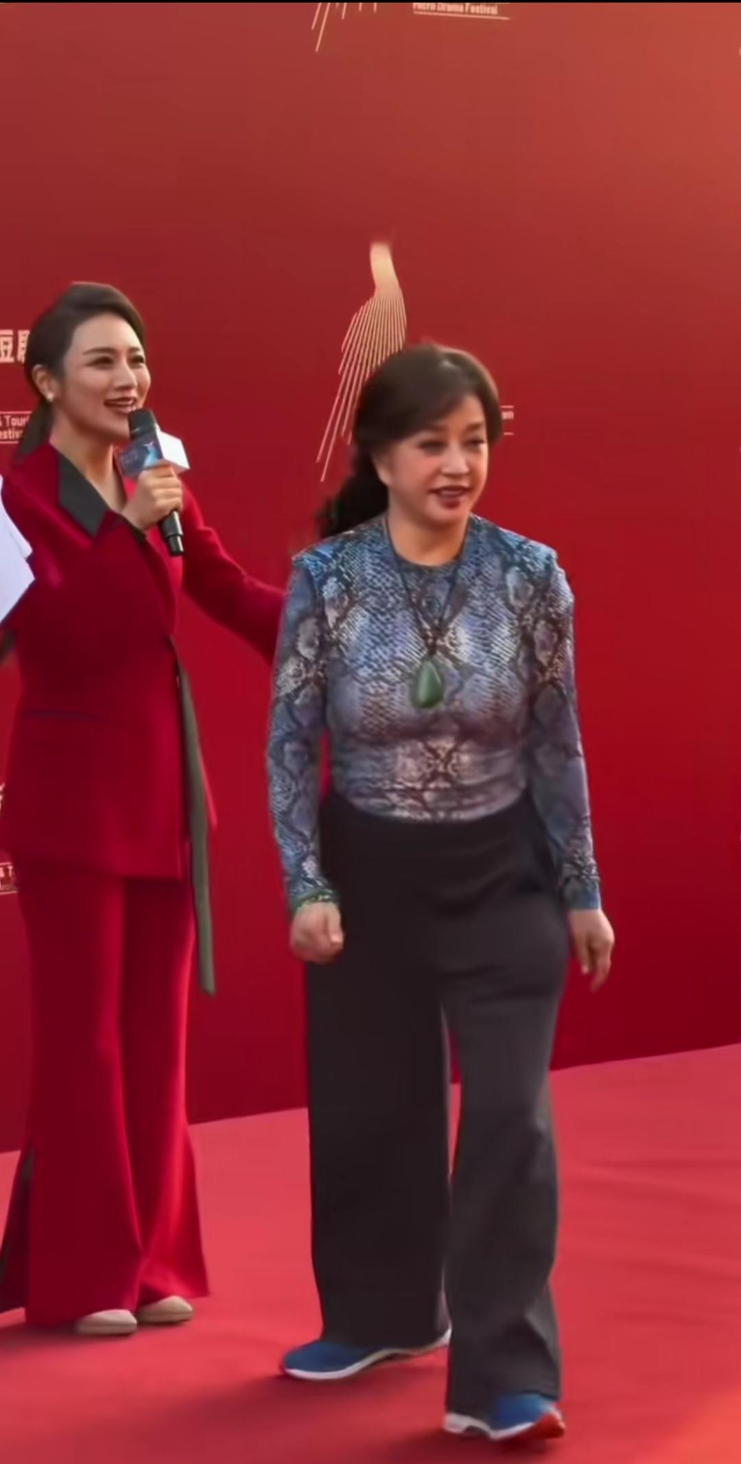 刘晓庆，脚上的鞋子减分了。