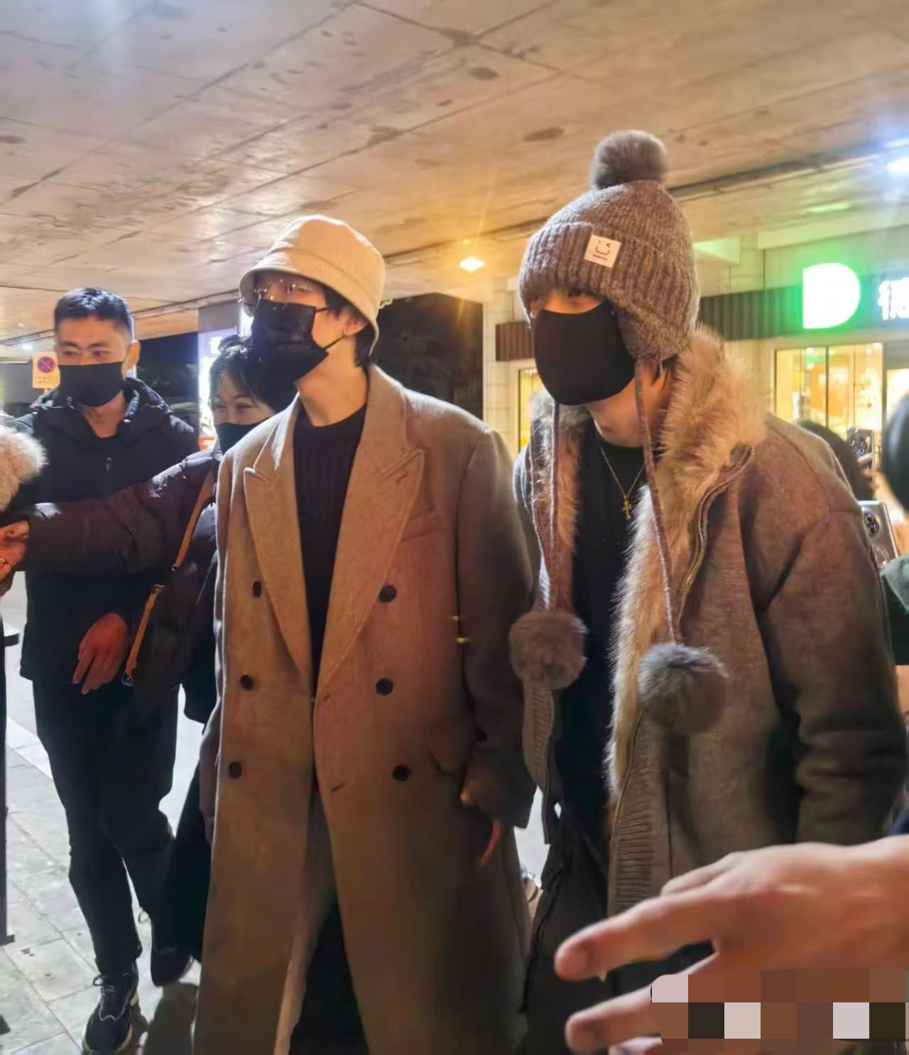 刷到陈楚生与王糊糊一起到达。公子于鑫真的是锁住了。生哥的“荒芜之境”成都站，