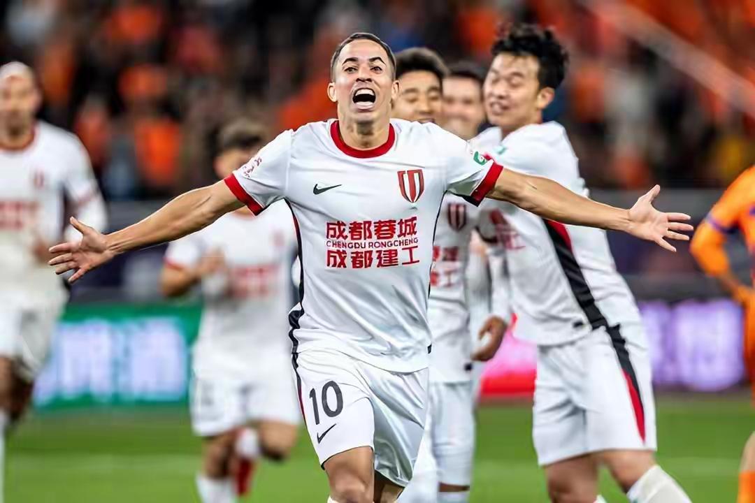 罗二娃，有担当，自称“领军人物”，自告奋勇当队长！在昨天蓉城新赛季首战亚冠的