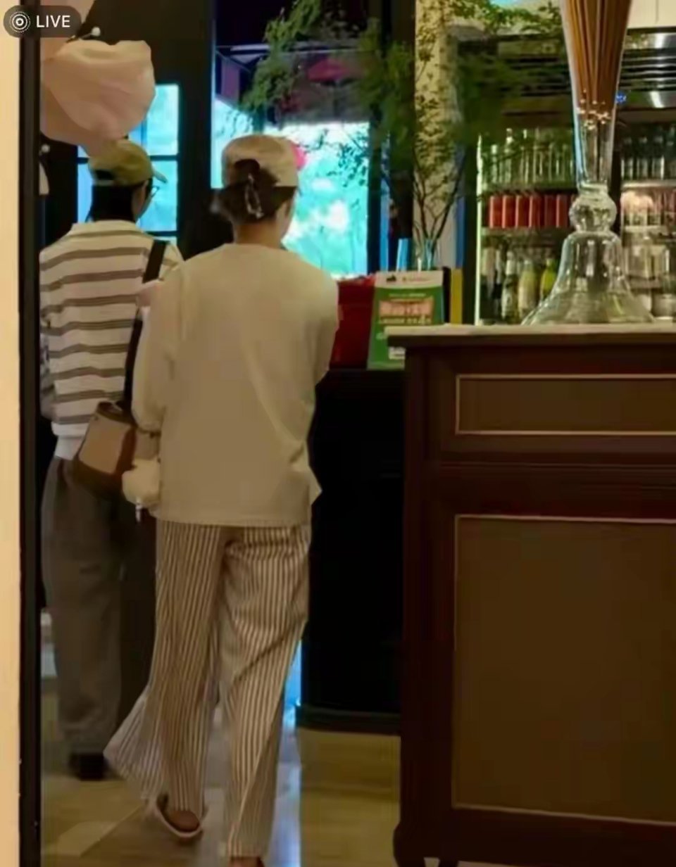 何超莲窦骁深圳被偶遇！婚变传闻后罕同框，一细节曝亿万驸马待遇