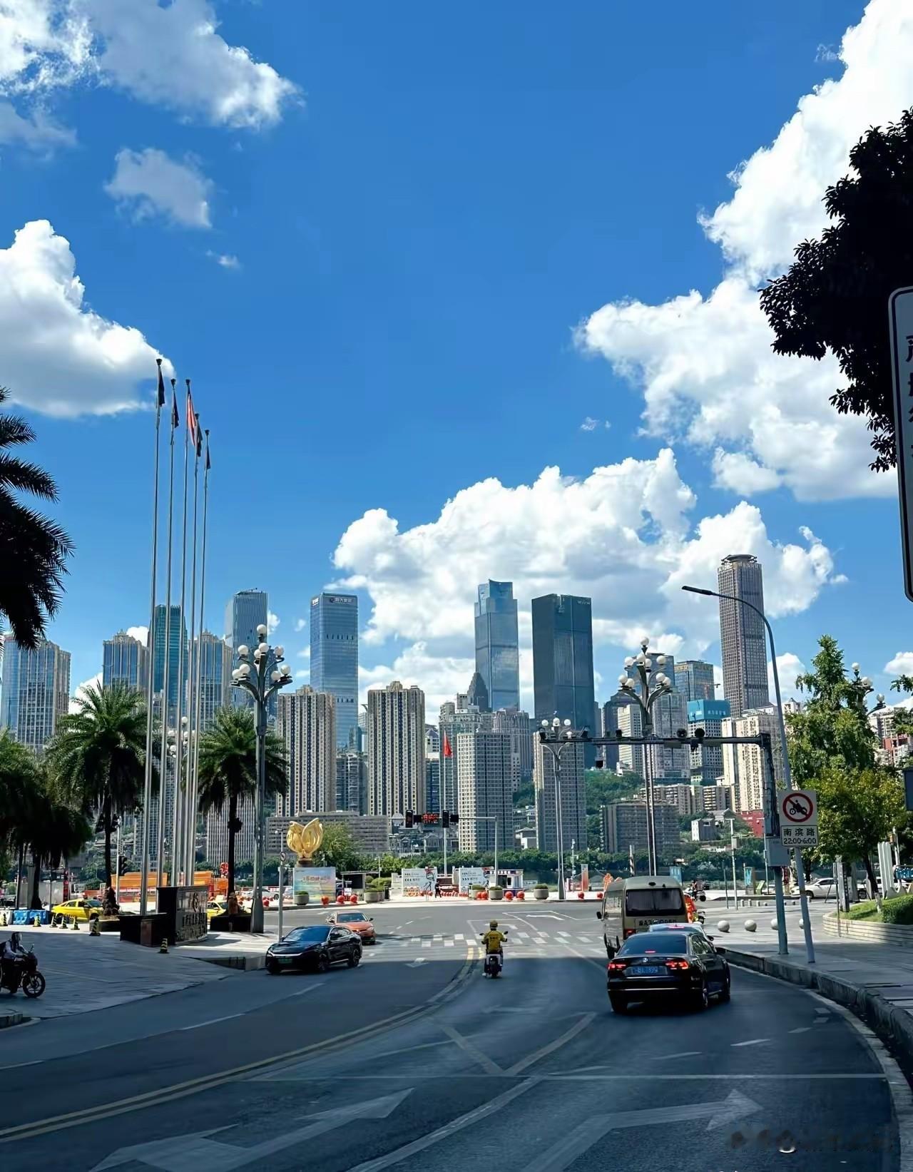 国内最像香港的城市，应该是重庆，外立面，和建筑布局。