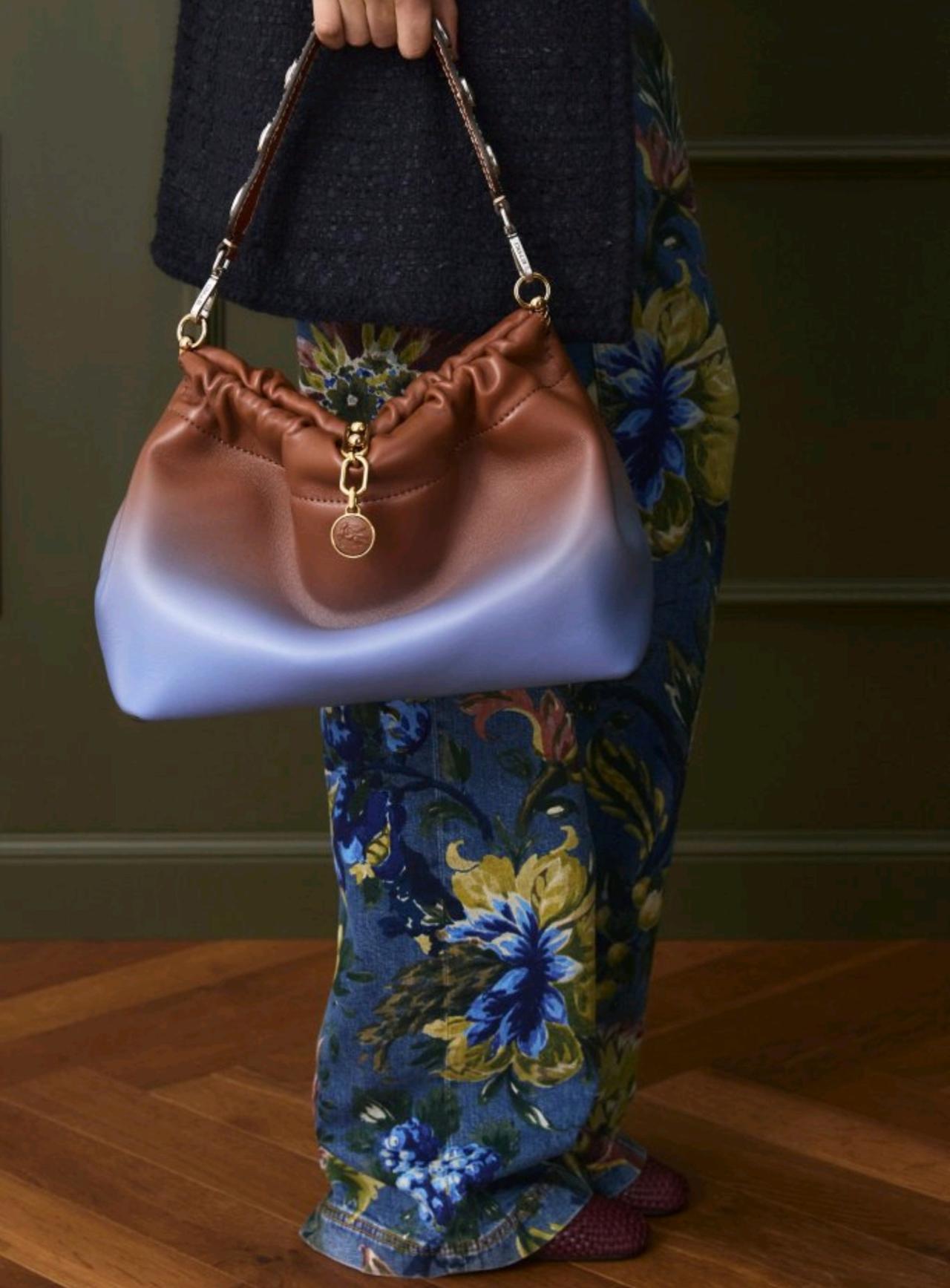Etro2026早秋系列的工艺细节令人叹为观止。设计师将印花、刺绣、珠饰以及天