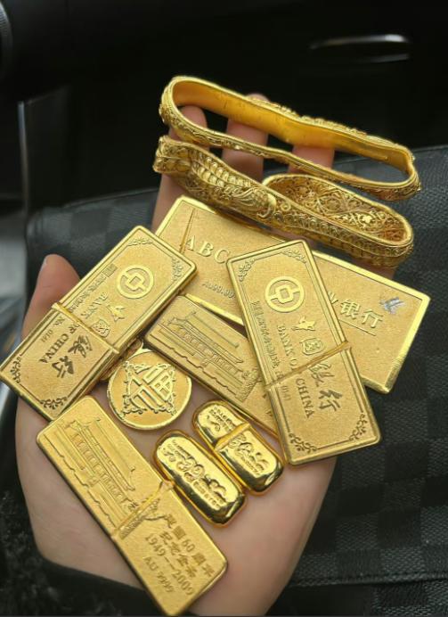 当所有人把钱换成了黄金就会开始收割了它就会从1600元一克慢慢降到300