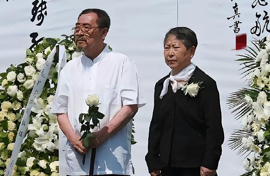 2008年，陈晓旭的父母在陈晓旭的葬礼上，黯然神伤。白发人送黑发人，悲痛欲绝。他