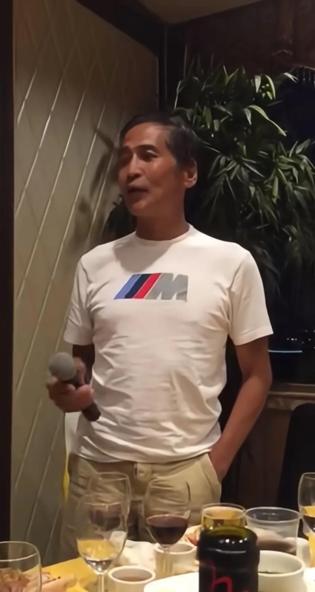 齐秦，这裤子褶子多不说，还不宽松。