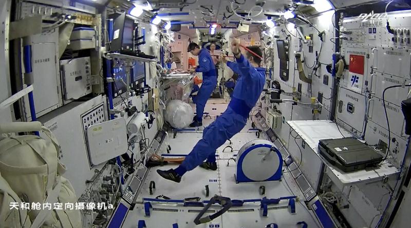 从海底一万米到距地球4300万公里，这跨度简直是宇宙级的震撼。就说咱们国家的太空