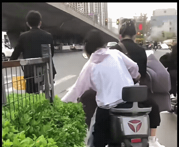 外出马路上无意间看到的......