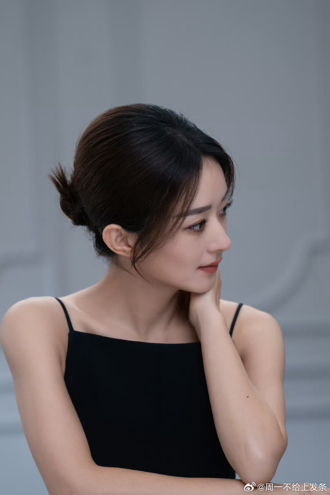 赵丽颖赵丽颖以利落盘发展露精致五官，搭配黑色吊带裙，勾勒出纤细腰肢与优越肩颈线