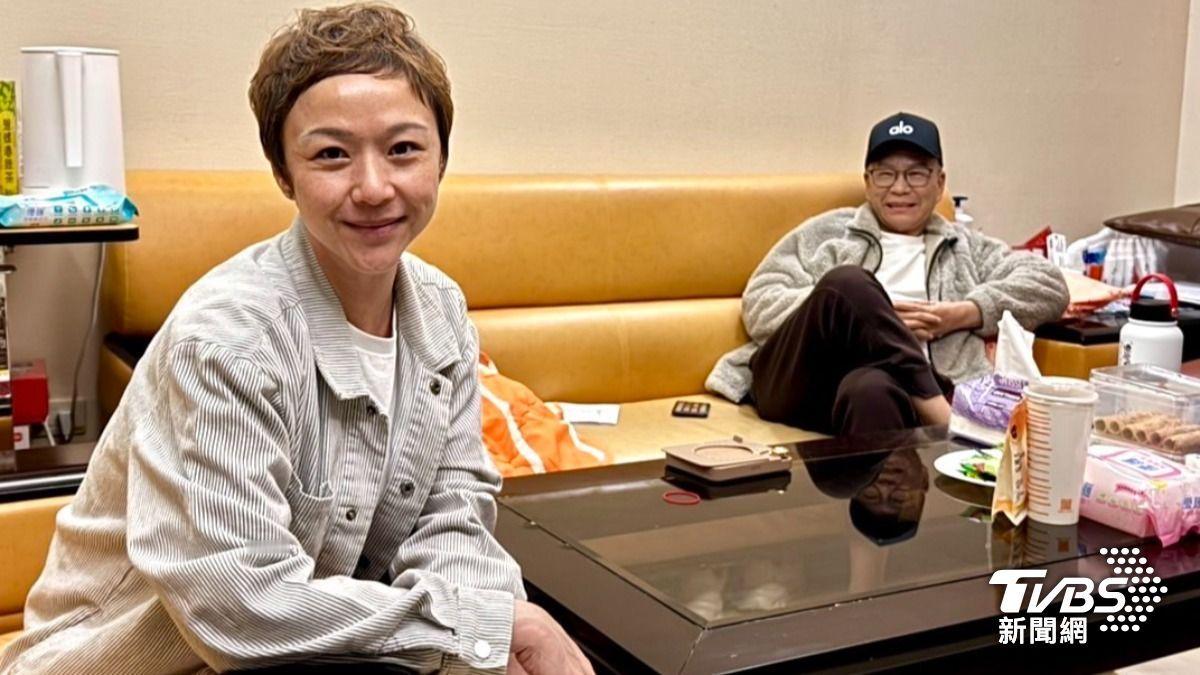 《11点热吵店》制作人去探病分享了沈玉琳近照！也透露沈玉琳「治疗非常顺利」，目前