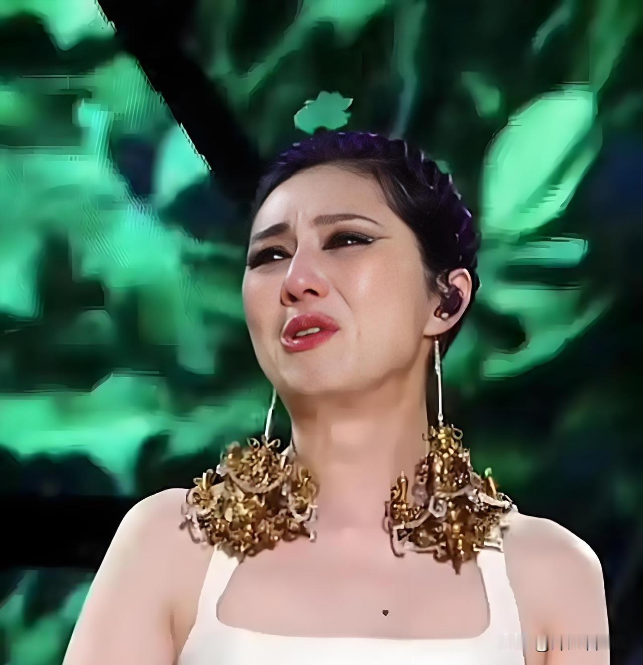 杨千嬅哭成“猪头”🐷都知道杨千嬅爱哭，泪点低这次哭，跟以往不同，不是因为