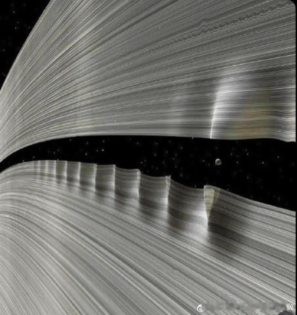 达夫尼斯是一颗直径仅约8公里的小卫星。它运行在土星A环外缘附近的基勒环缝内部。