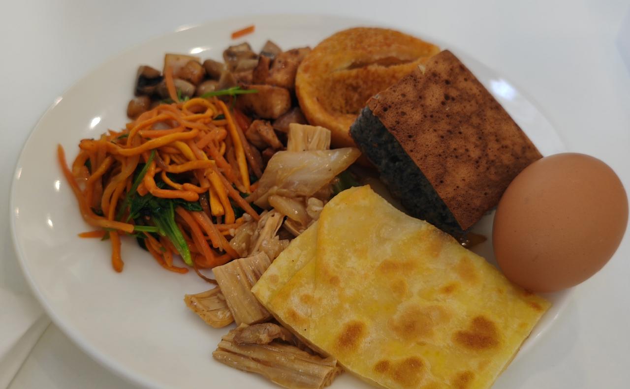 今天食堂早餐，很合口味食堂早餐一般都是四个炒菜，凉盘四个只是点缀，量很少，不