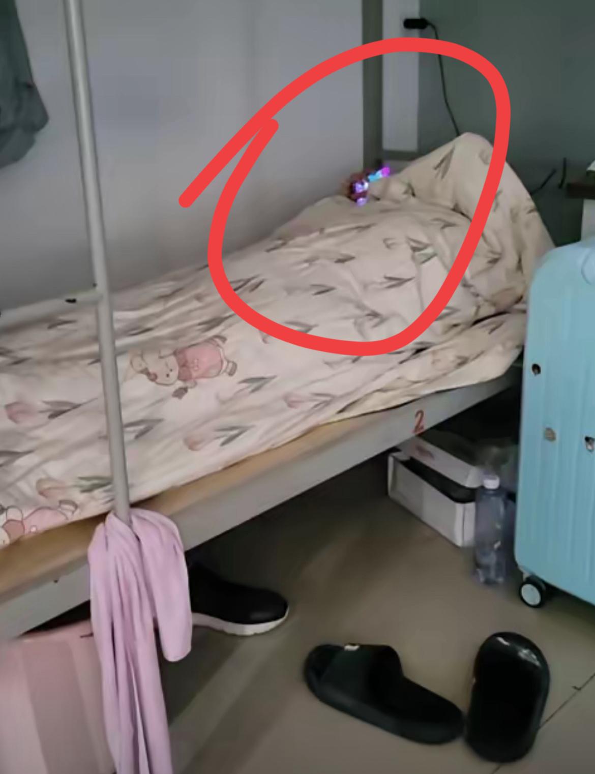 进电子厂后才发现，“奇葩”同事真不少，一个比一个让人费解。有个兄弟来厂里几个