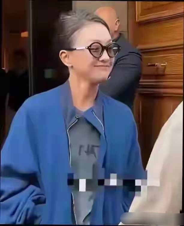 51岁的周迅不染发不化妆，顶着一头白发出街，很自然