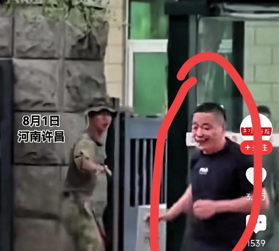 怎么老是许昌发生这种事呢？8月1日那天，一名黑衣男子在军营门口拔腿就跑，哨兵由