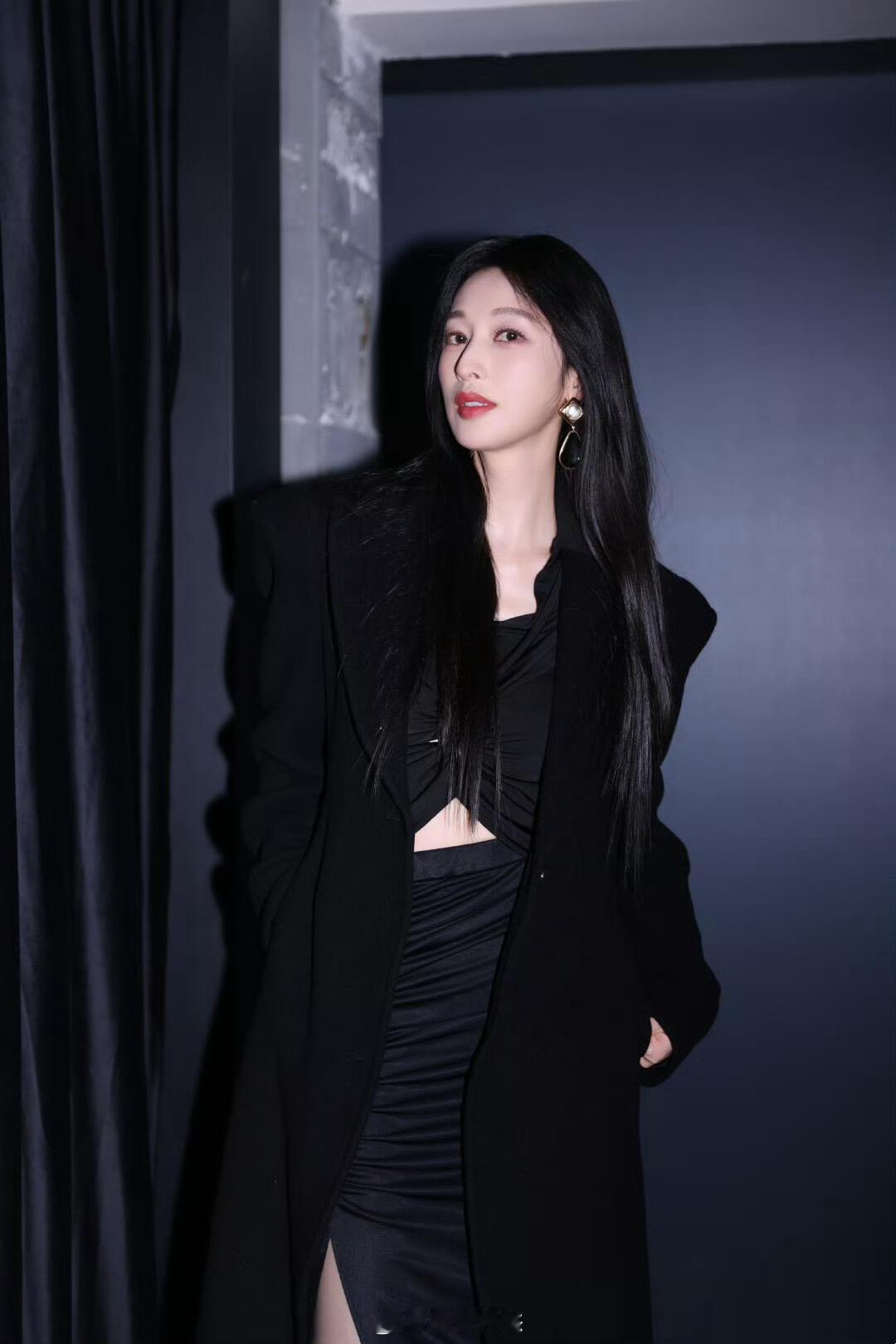 张俪最新活动黑丝大长腿